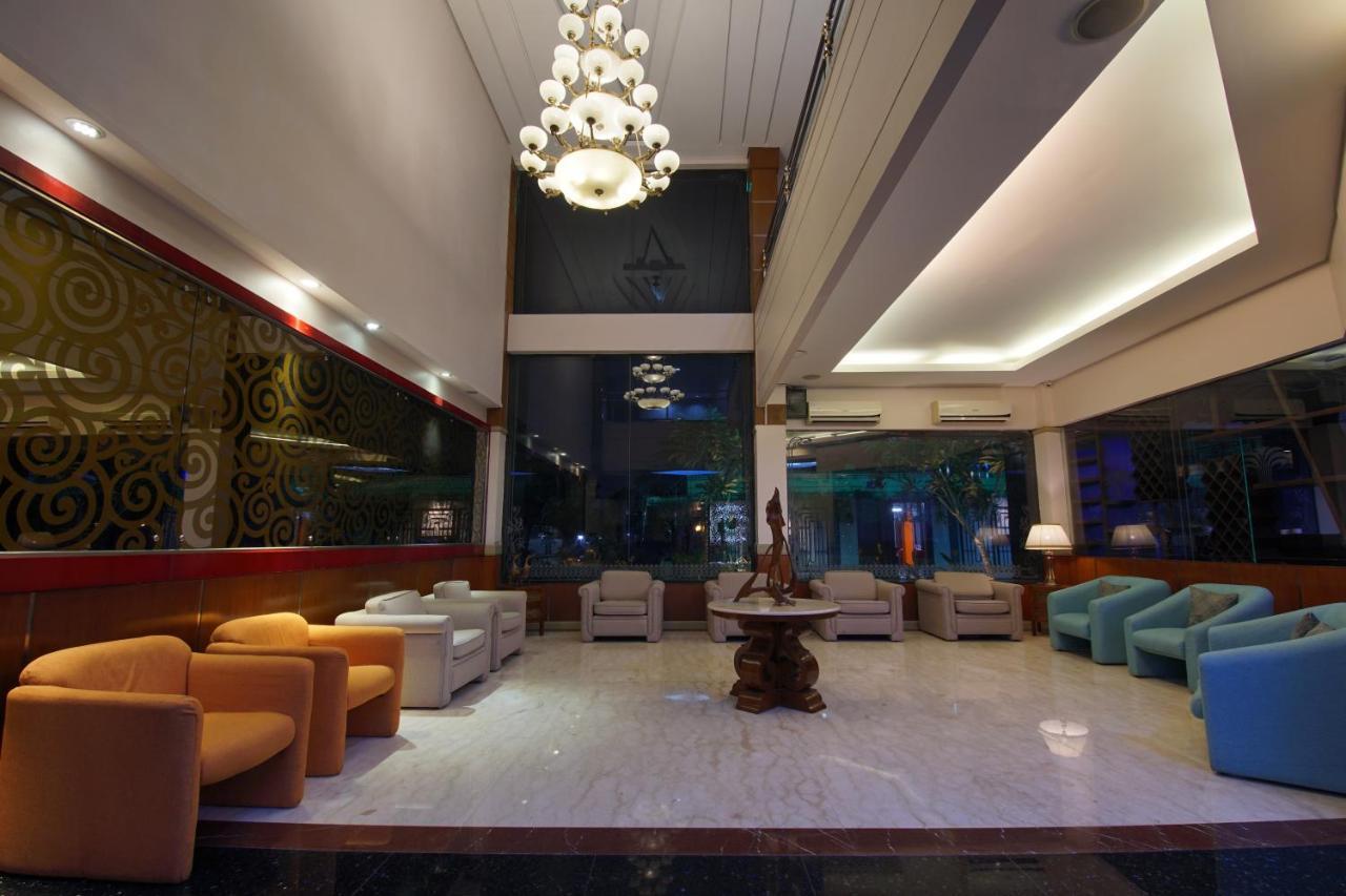 โฮเต็ล ภูริ การ์เด้น Hotel เซอมารัง ภายนอก รูปภาพ
