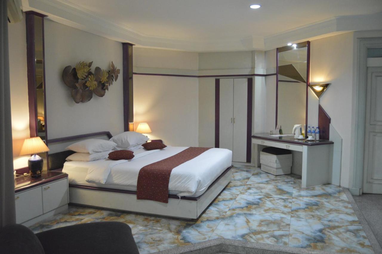 โฮเต็ล ภูริ การ์เด้น Hotel เซอมารัง ภายนอก รูปภาพ