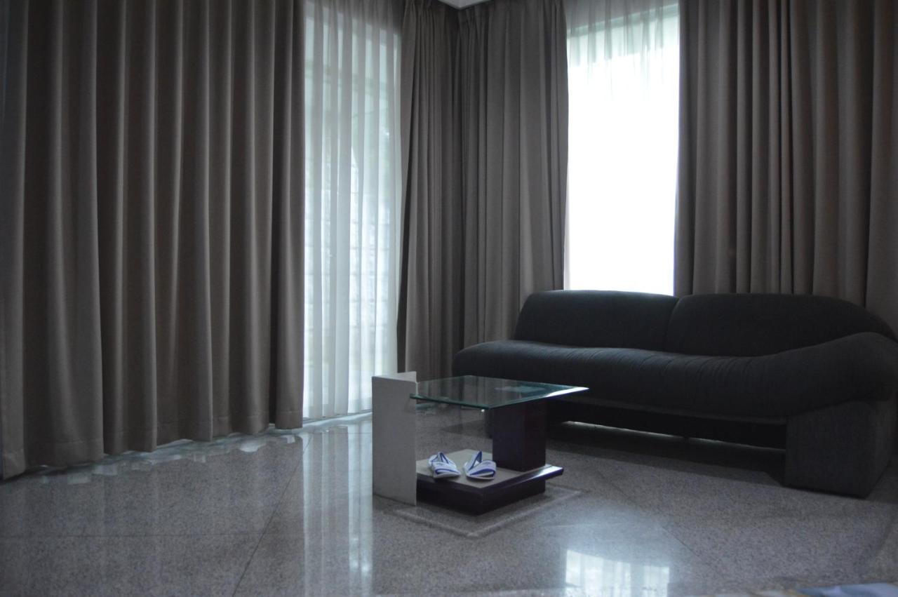 โฮเต็ล ภูริ การ์เด้น Hotel เซอมารัง ภายนอก รูปภาพ
