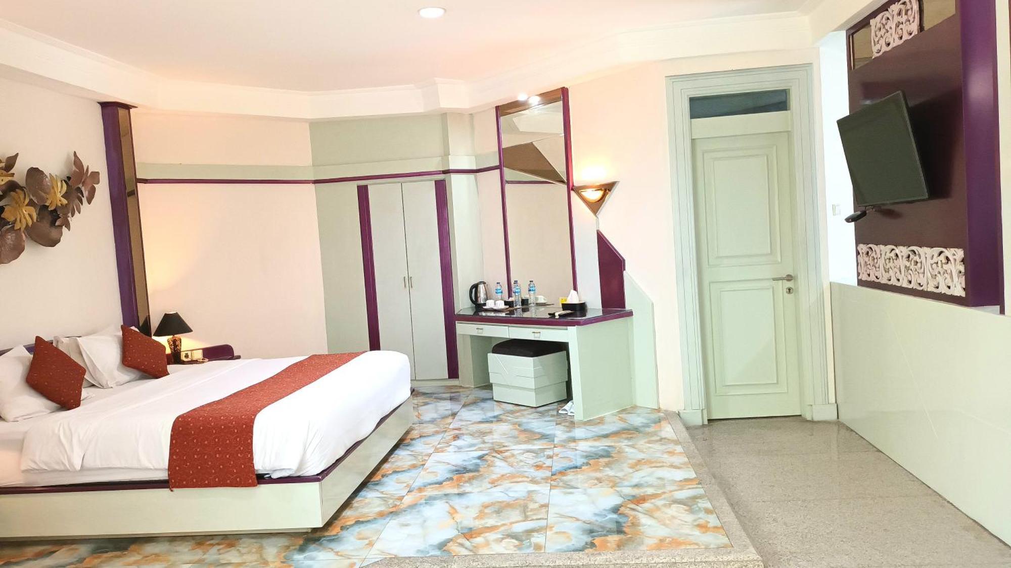 โฮเต็ล ภูริ การ์เด้น Hotel เซอมารัง ภายนอก รูปภาพ