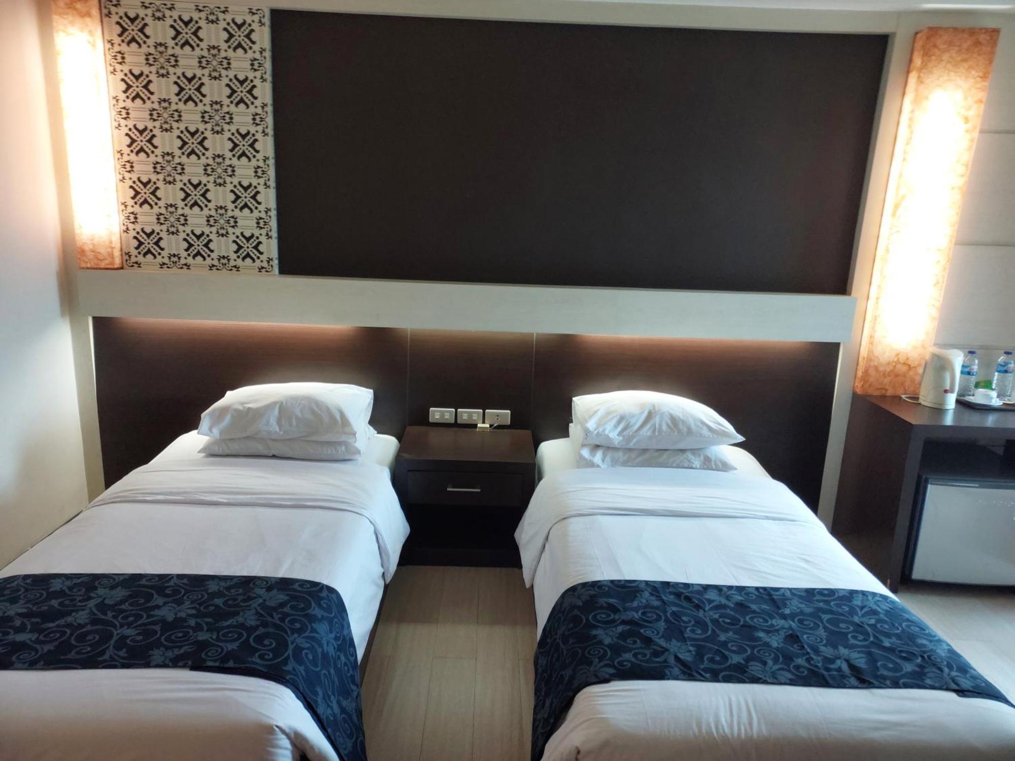 โฮเต็ล ภูริ การ์เด้น Hotel เซอมารัง ภายนอก รูปภาพ