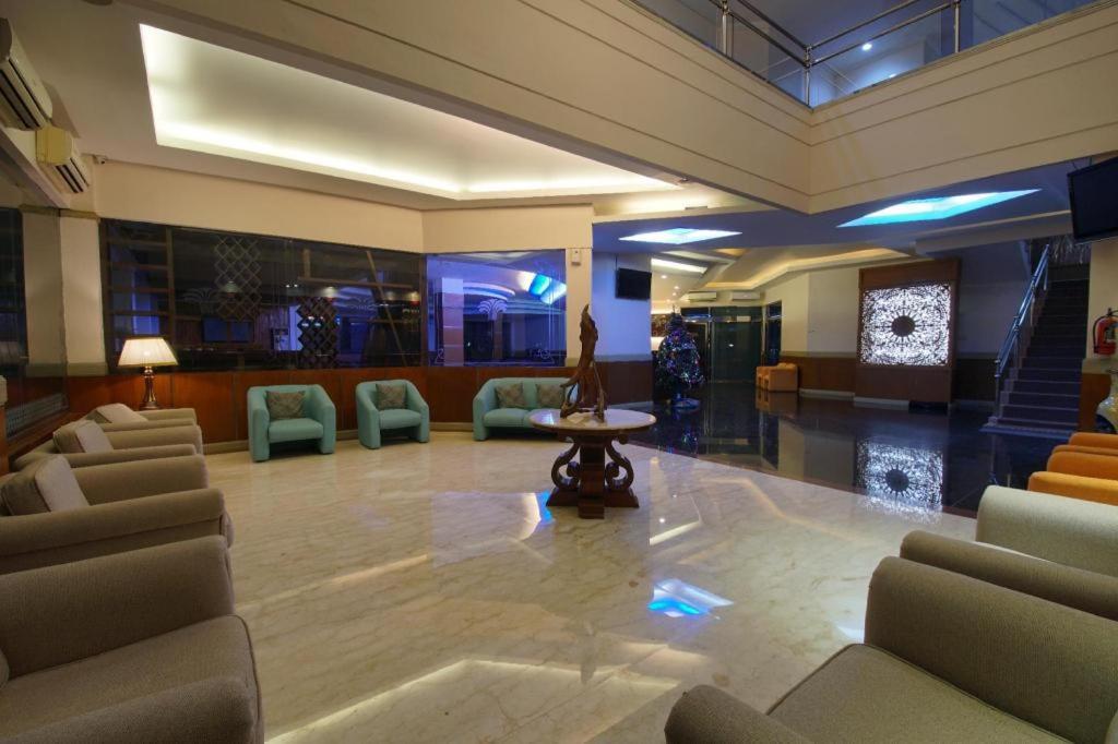 โฮเต็ล ภูริ การ์เด้น Hotel เซอมารัง ภายนอก รูปภาพ
